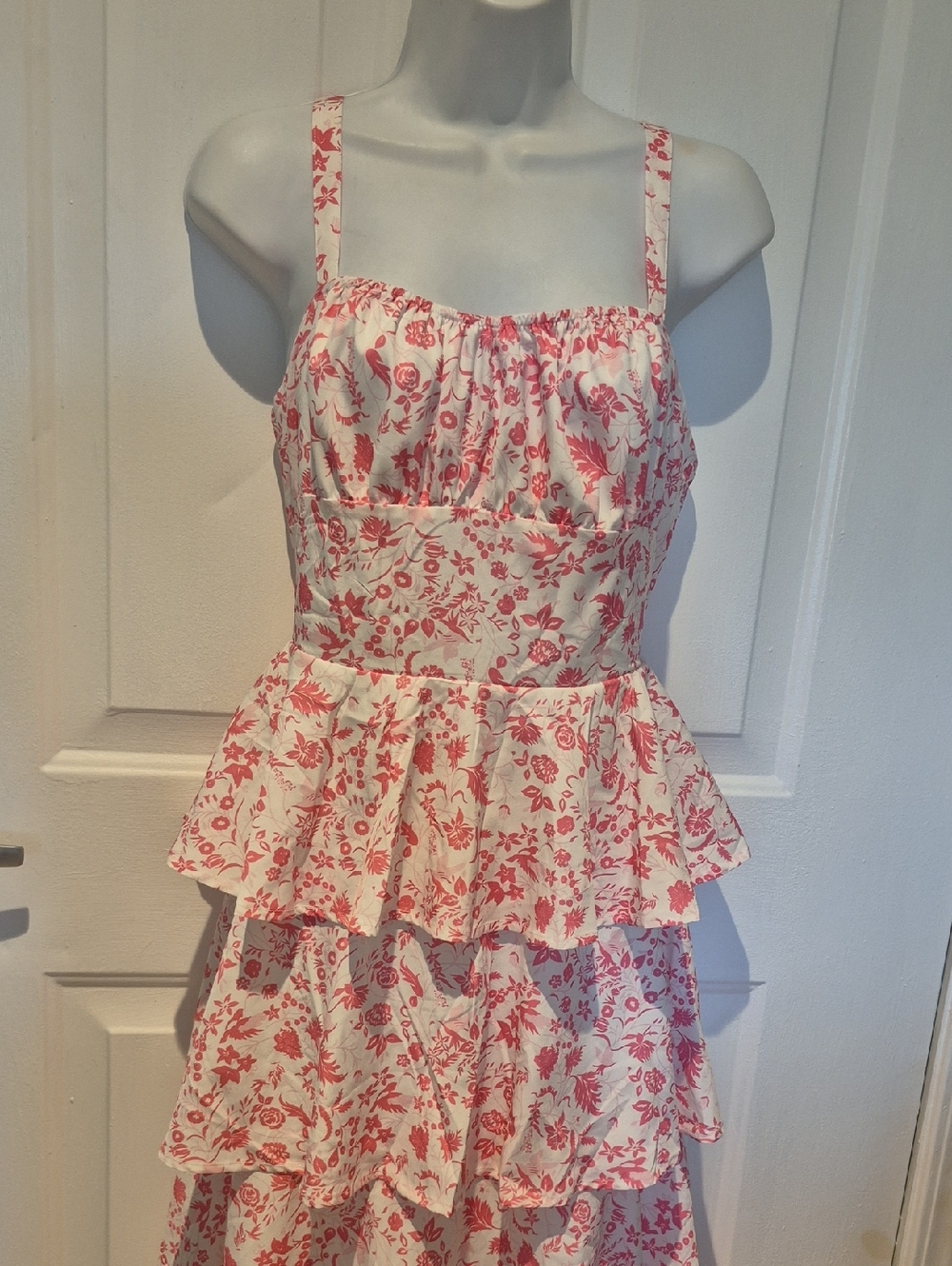 Wenrine Tiered Floral Sundress in White and Lipstick Pink. NWT. Size L